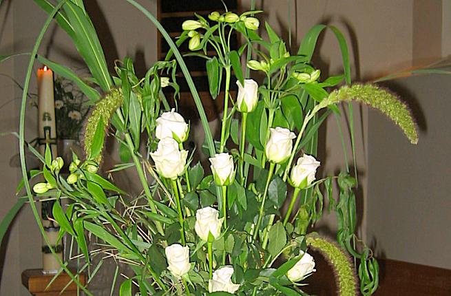 bloemschikking met witte rozen, en alstroemeria's in knop